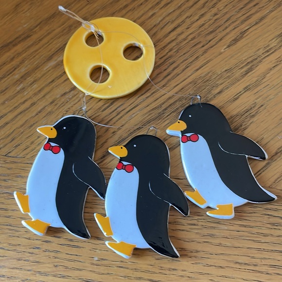 Vintage Small Russ Berrie Ceramic Penguin Wind Chime #1853 Taiwan - Picture 2 of 2